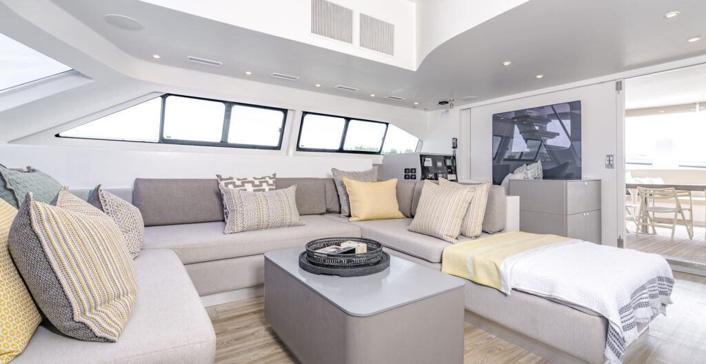 Salle de détente catamaran Quo Vadis