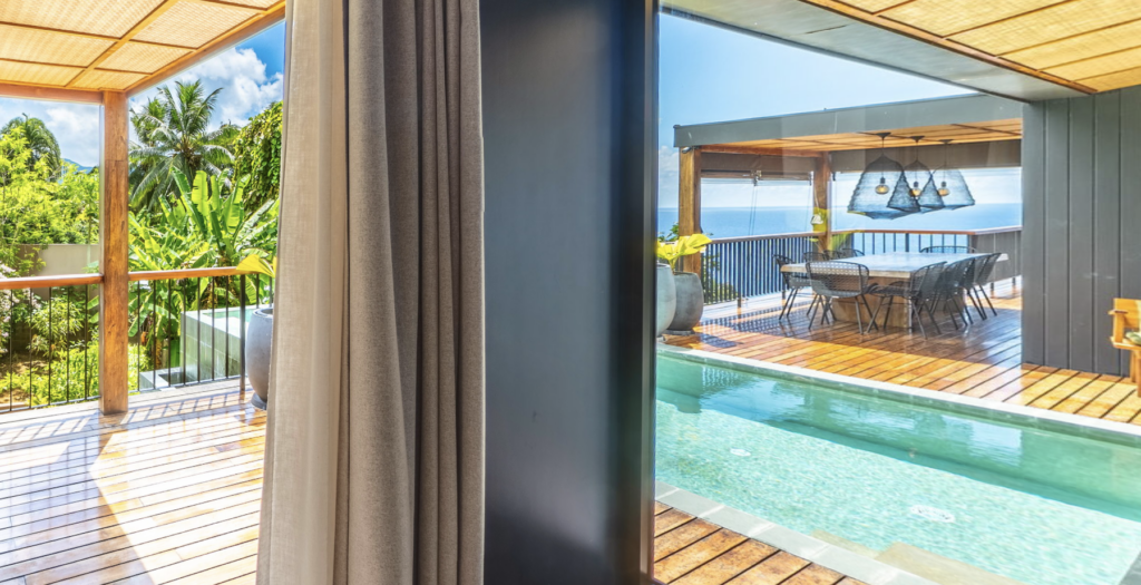 Vue sur la piscine depuis le séjour - Villa de luxe